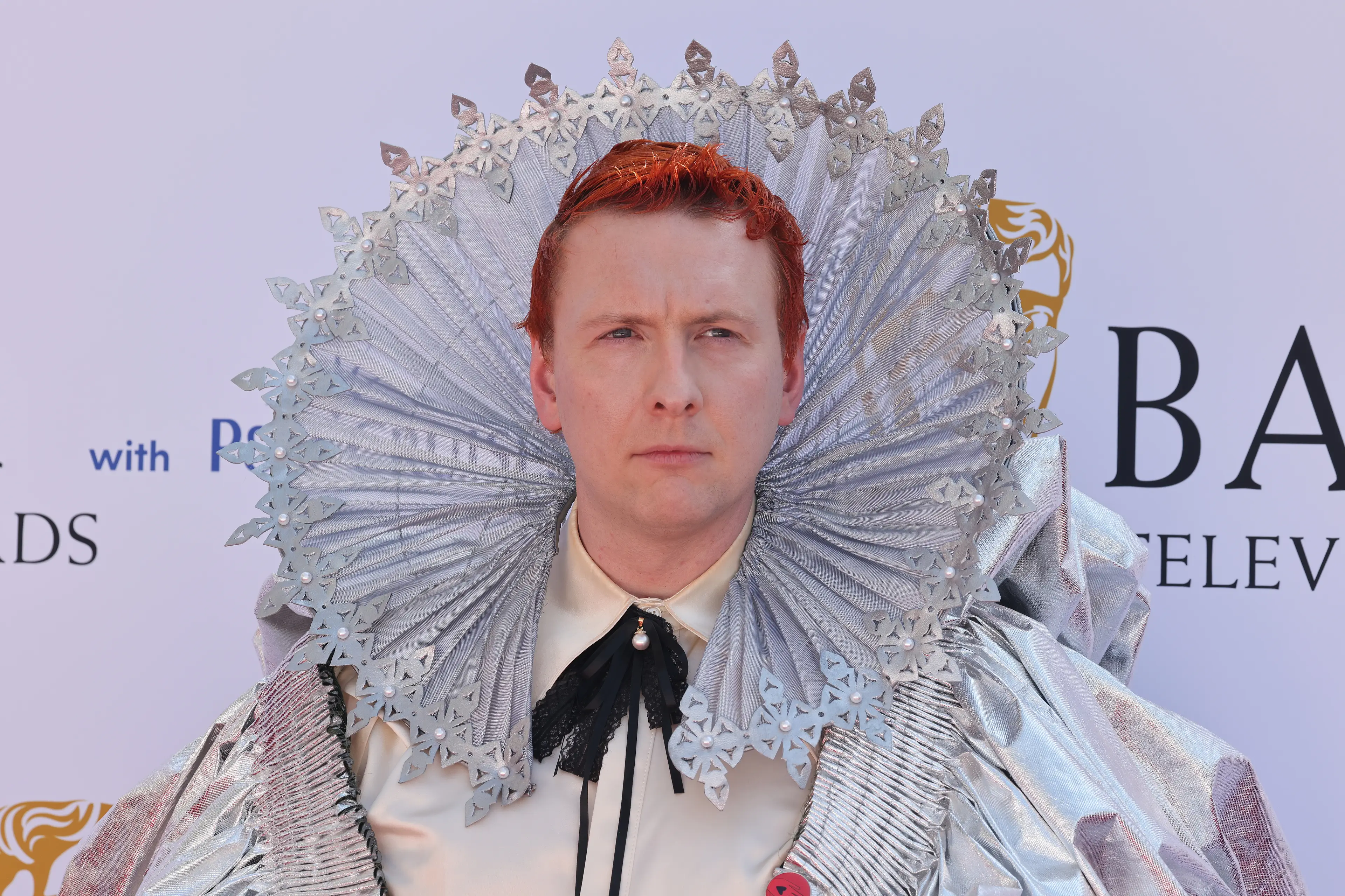 He rocked up to the red carpet dressed as Queen Elizabeth I. (Neil Mockford/FilmMagic/Getty Images)