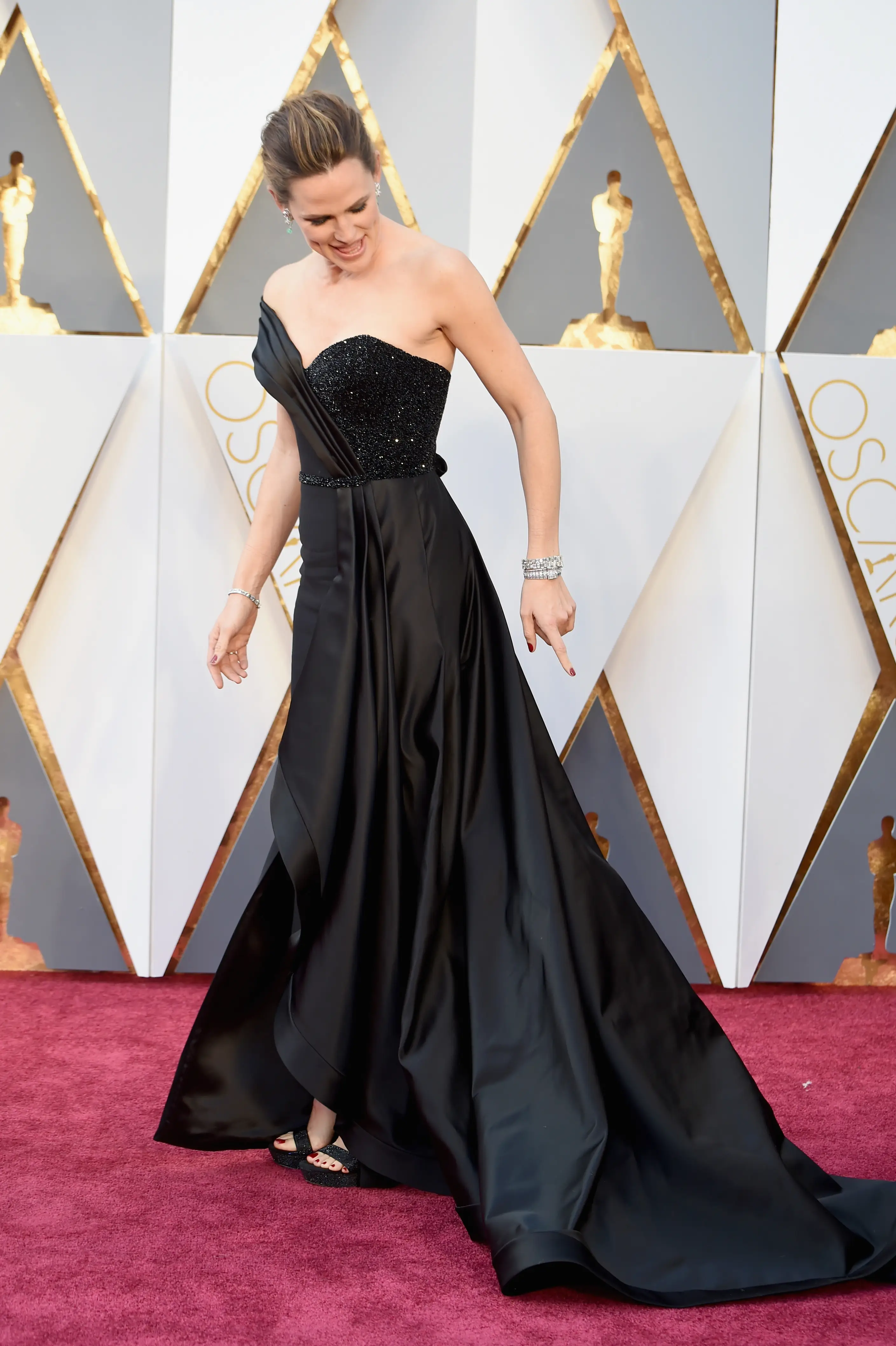Jennifer Garner in her iconic Versace gown whilst attending the 2016 Oscars (Getty)