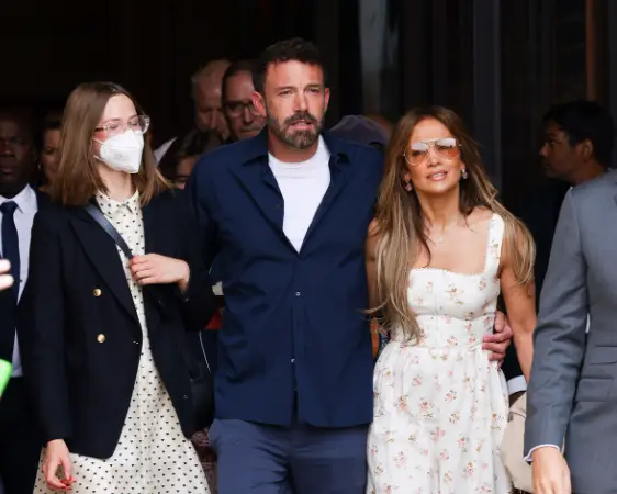 Violet Affleck with her dad Ben and stepmother Jennifer (Pierre Suu/GC Images)