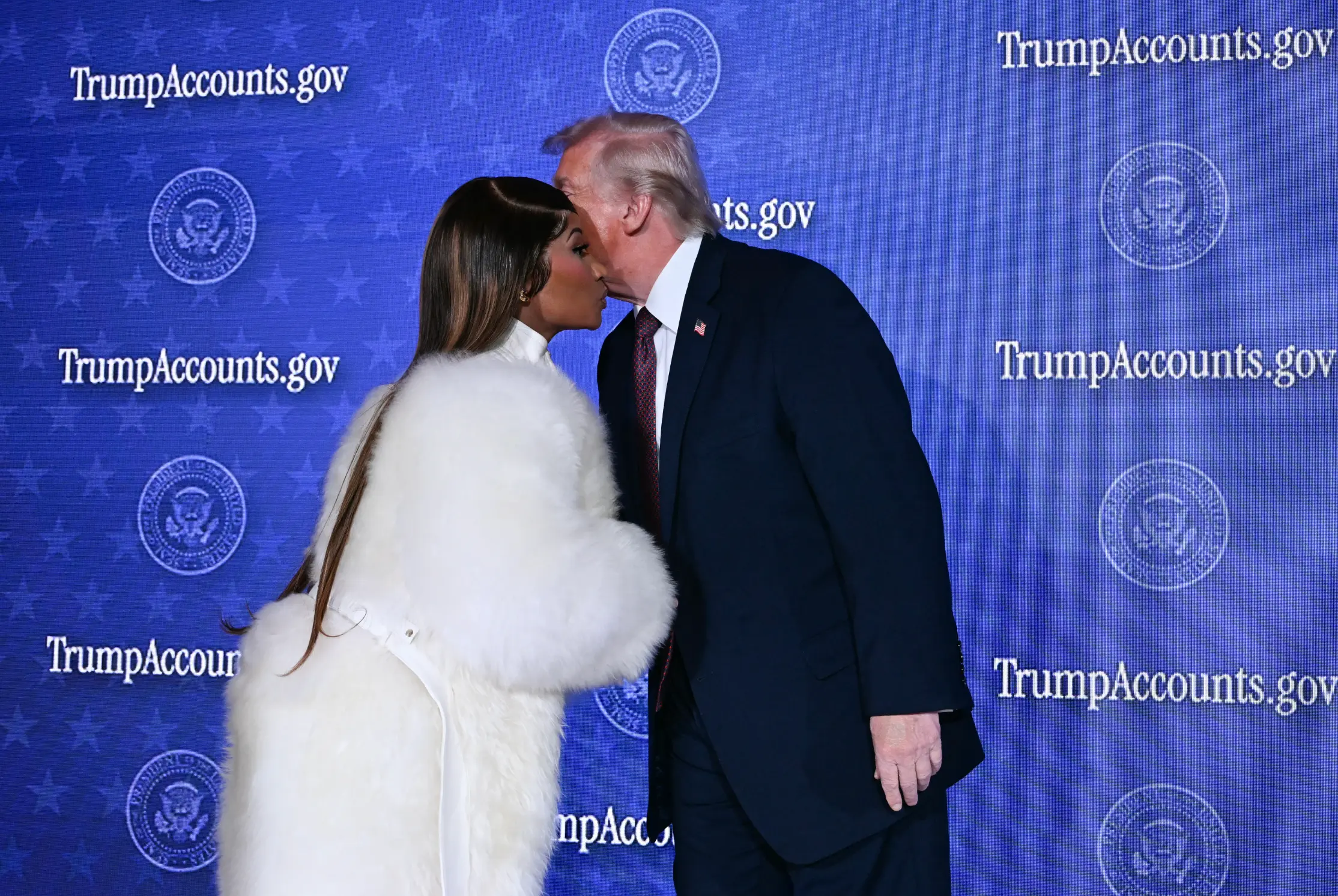 Nicki Minaj just held hands with Donald Trump and everyone is confused (Win McNamee/Getty Images)