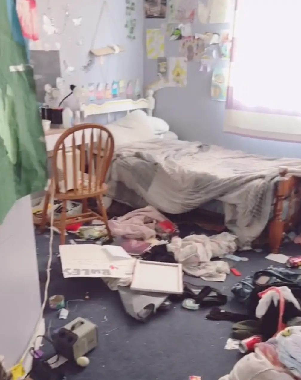 The bedroom before mum cleaned it.