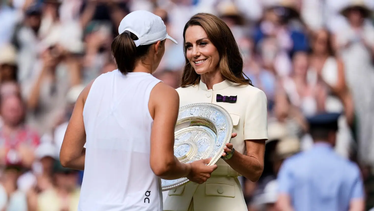 Kate Middleton handed Iga Šwiątek her victory gong on Saturday (Shi Tang/Getty Images)