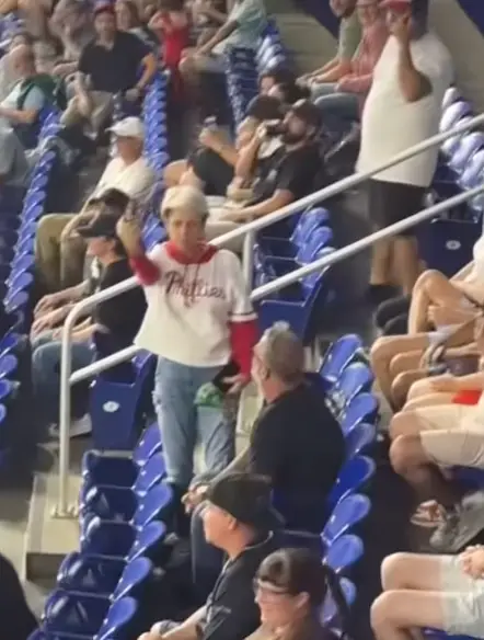 She can later be seen flipping off the crowd (Snapchat/@bobbyvanriper)