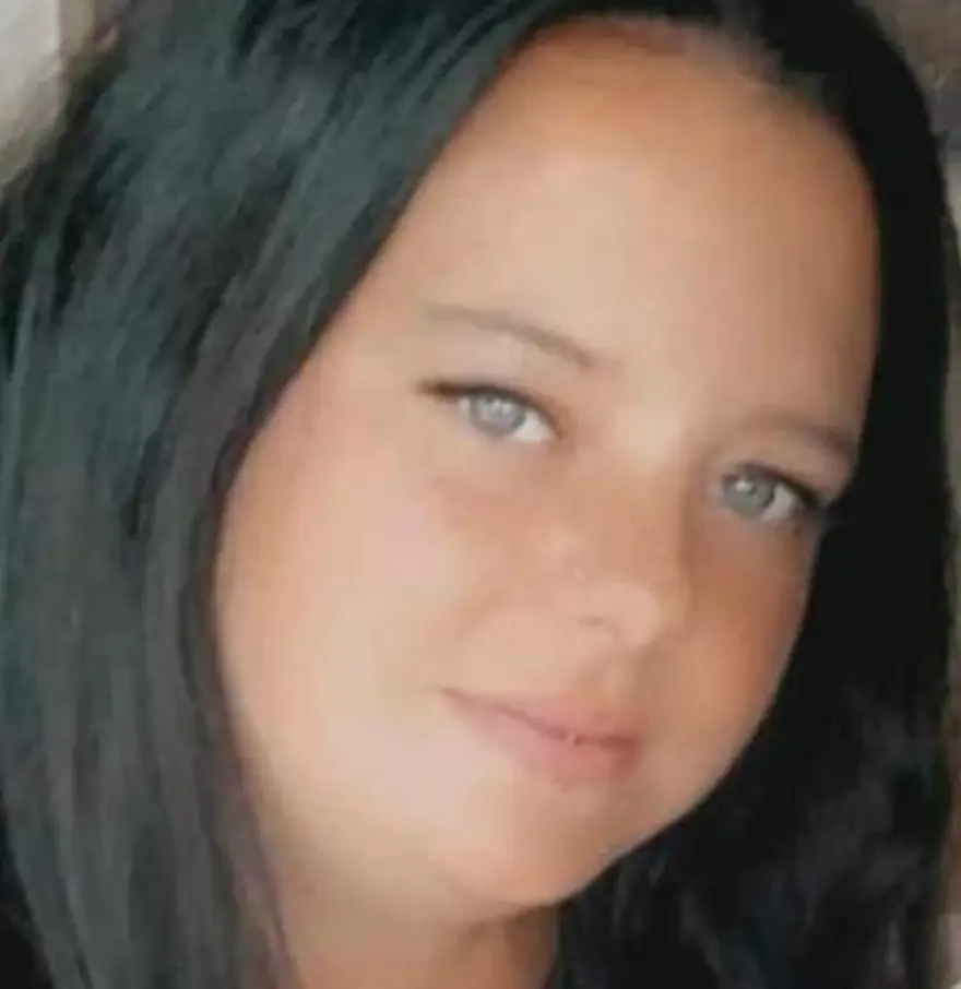 Zoe is survived by her three children and other family members.