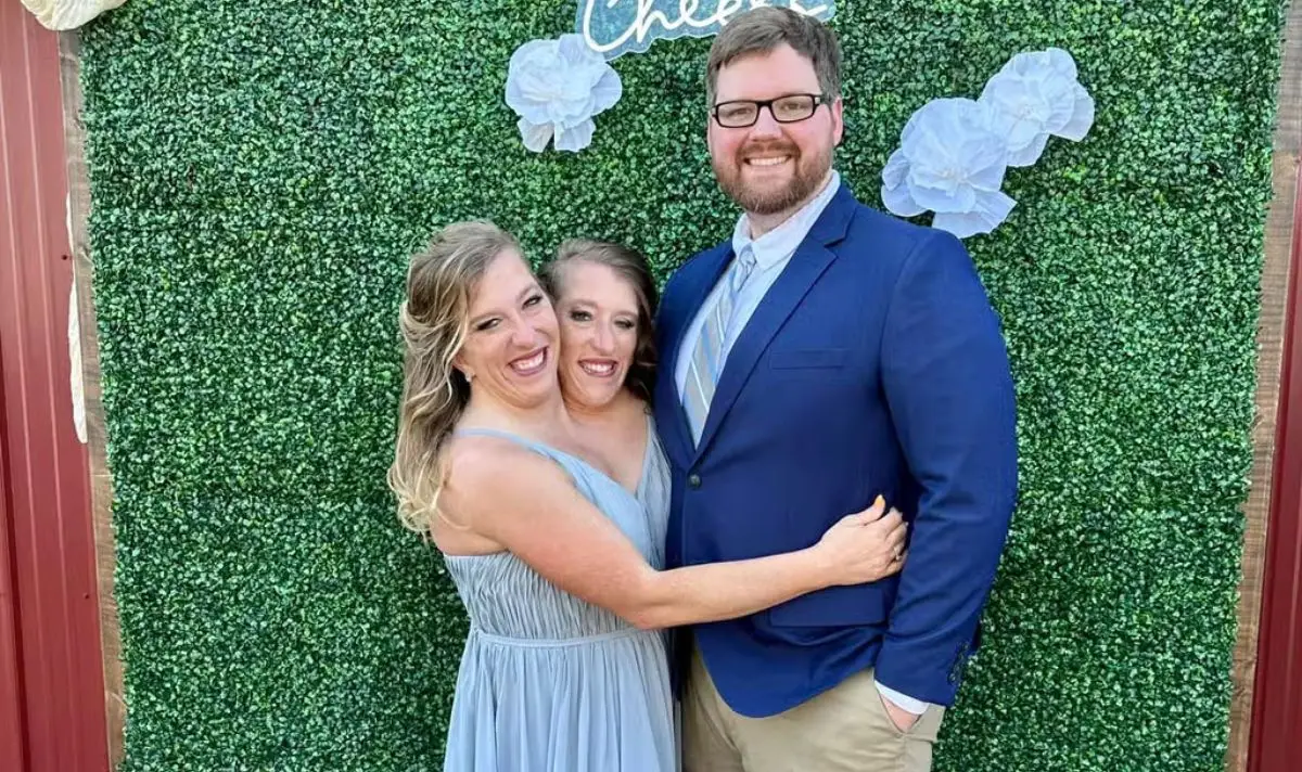 Abby and Brittany are currently fifth-grade teachers. (TikTok/@abbyandbrittanyhensel)