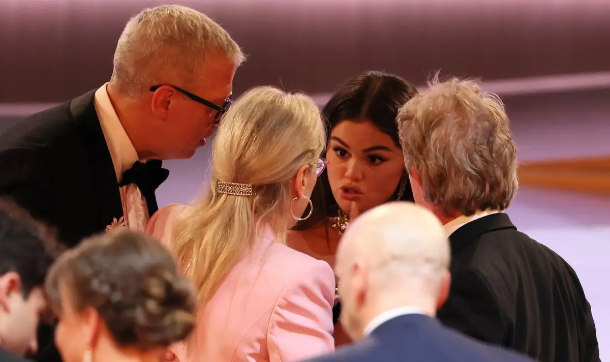 Selena was spotted speaking to her OMITB co-stars (Robert Gauthier / Los Angeles Times via Getty Images)
