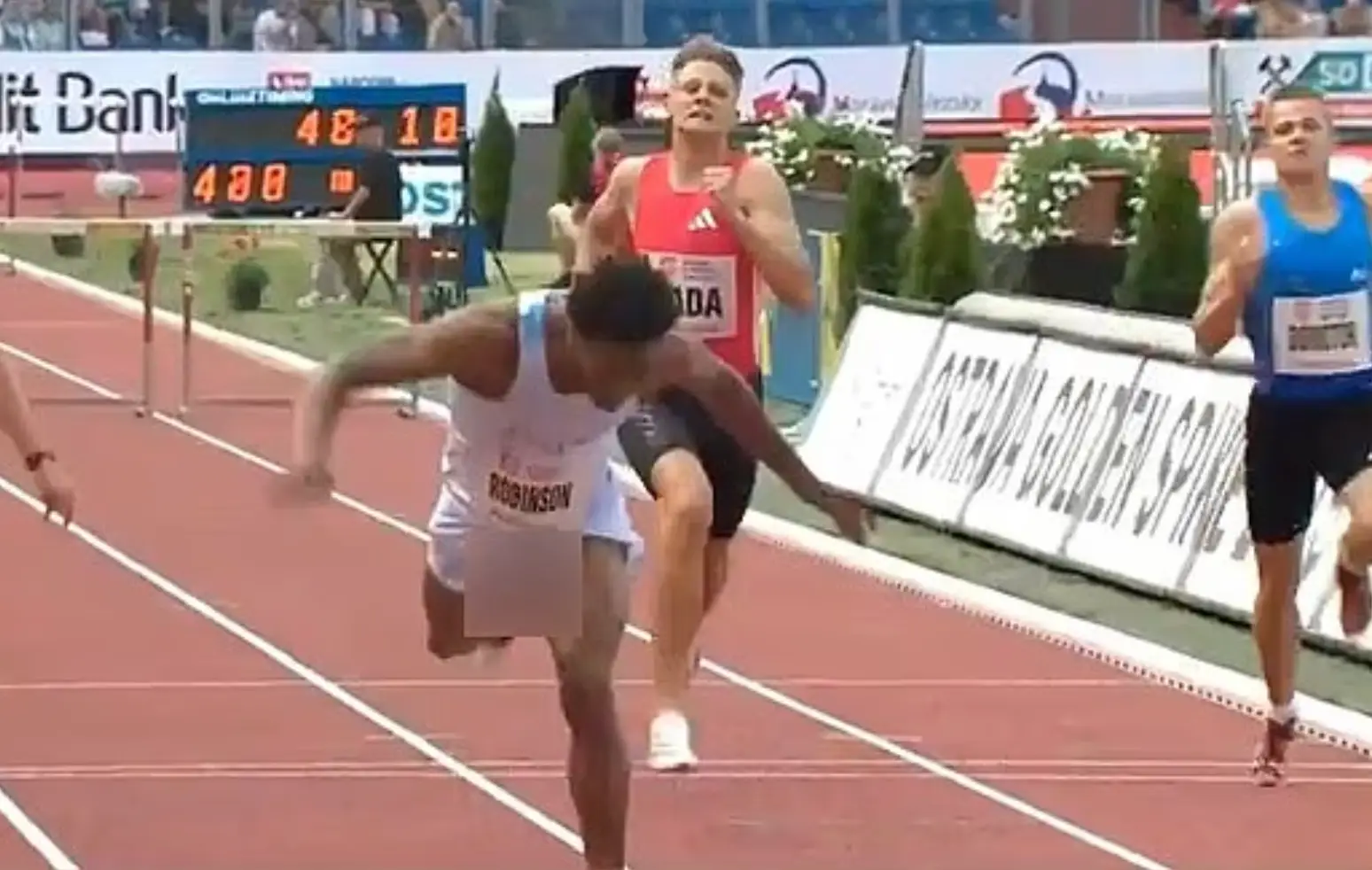 The sportsman threw himself over the finish line (X/@wimderon)