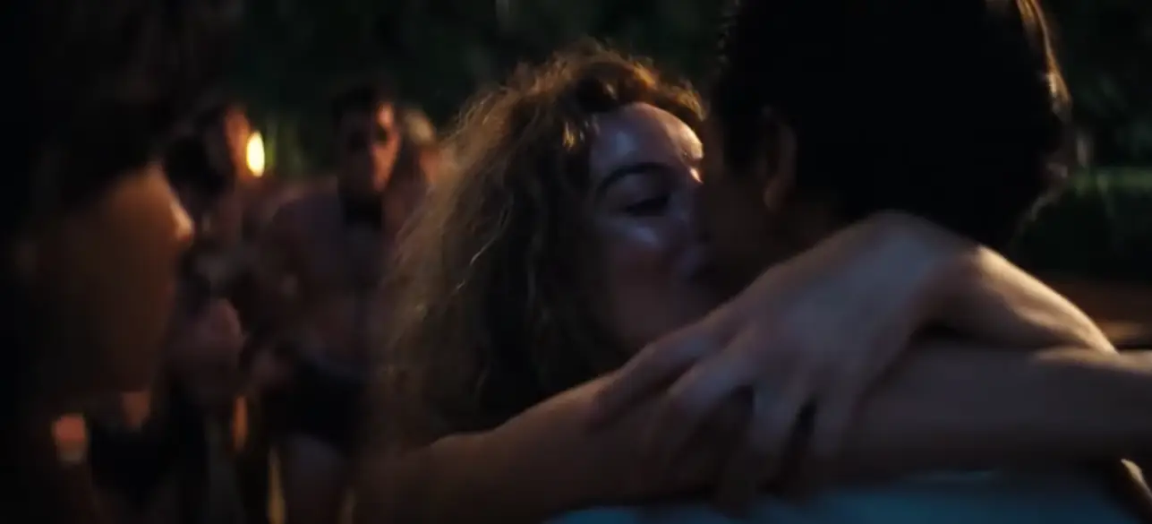 Margot Robbie kissed Brad Pitt in Babylon (Paramount)