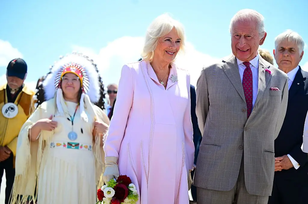 The Queen donned a pair of thick leather gloves during her Canada visit (Pool / Pool / Getty Images)