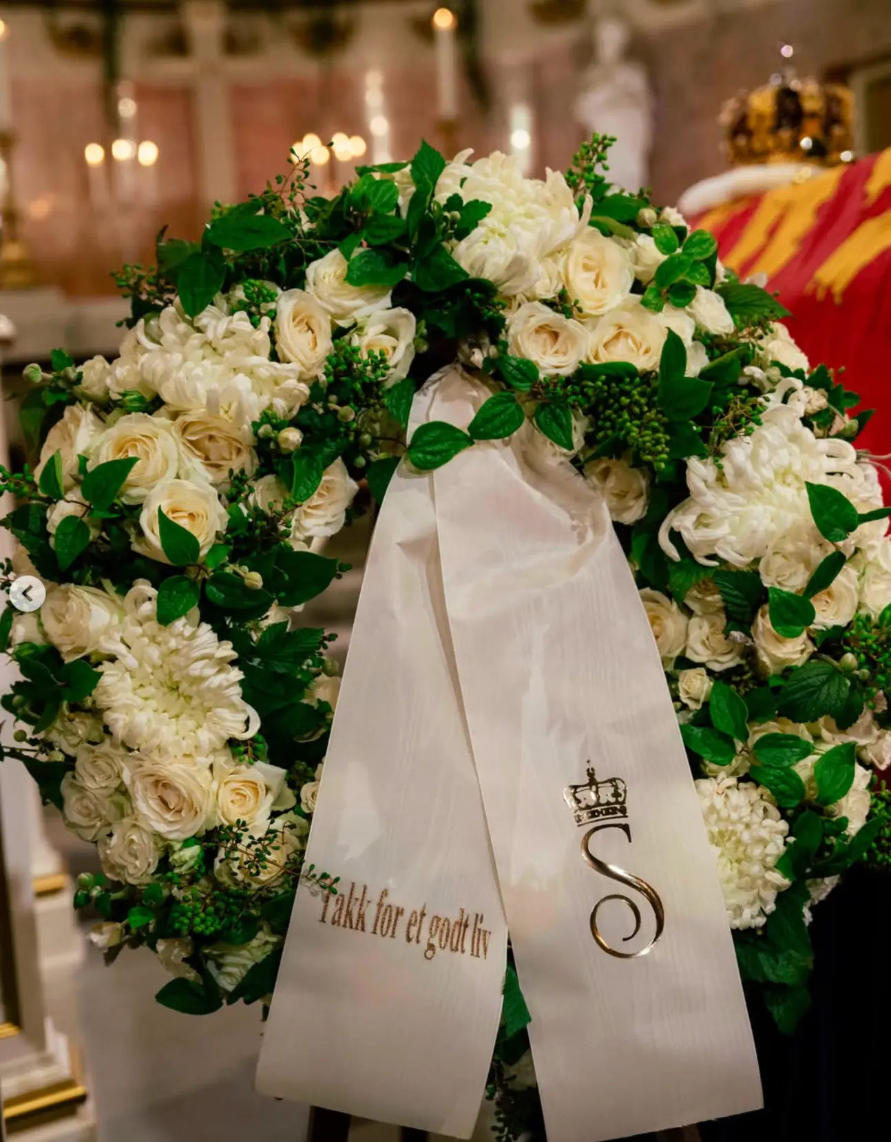 Queen Sonja left a wreath to pay tribute to her husband (Instagram/@detnorskekongehus/Det kongelige hoff)