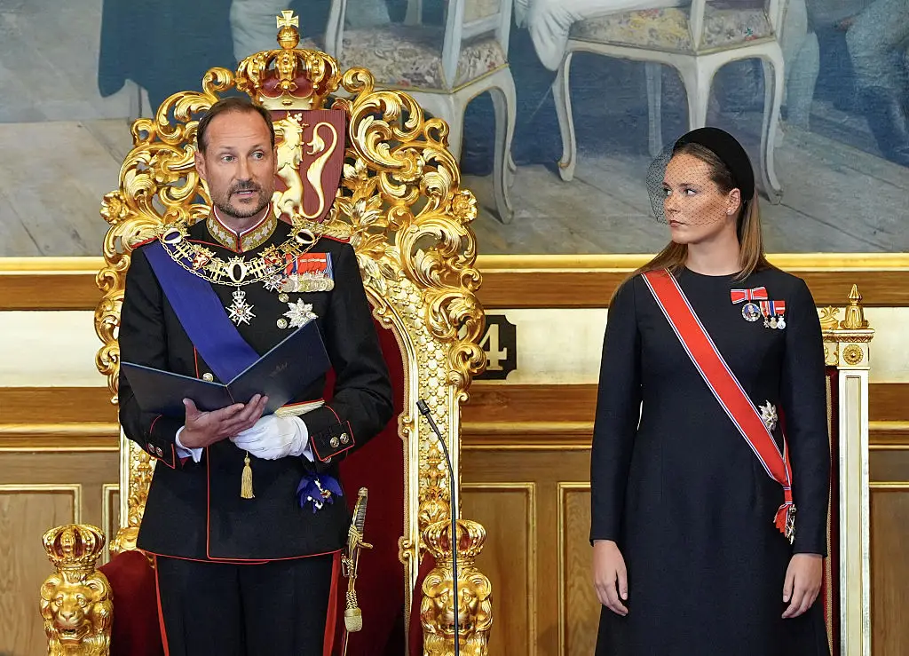 The new King read the oath from a golden throne (LISE ASERUD/Getty Images)