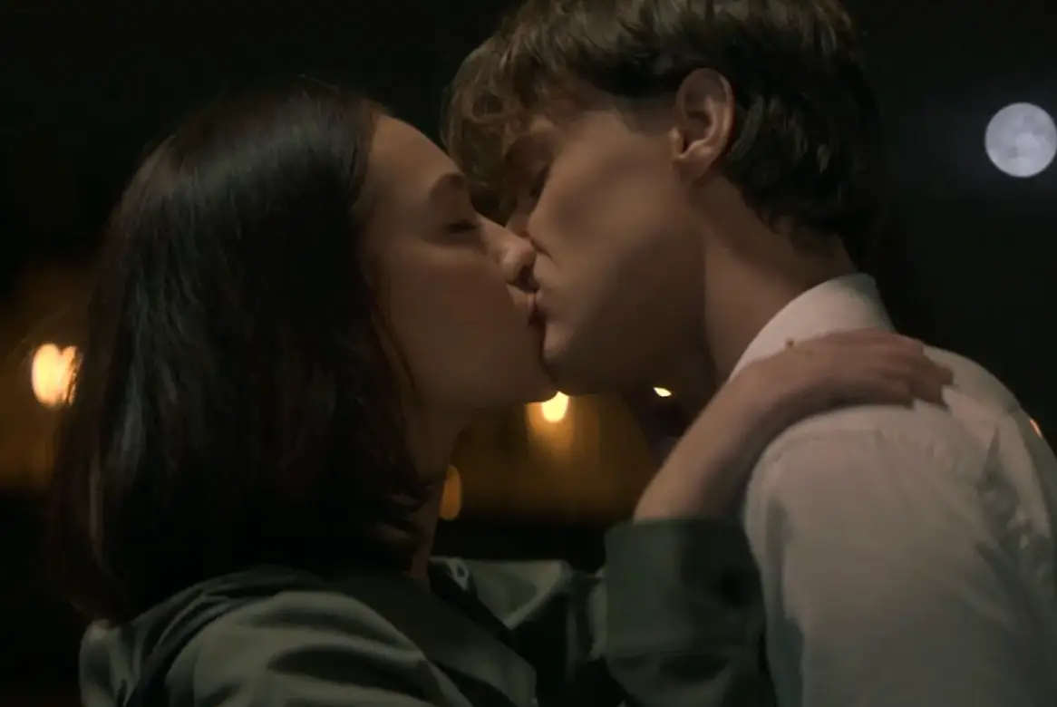 The season three finale of The Summer I Turned Pretty saw Belly and Conrad reunite in Paris (Prime Video)