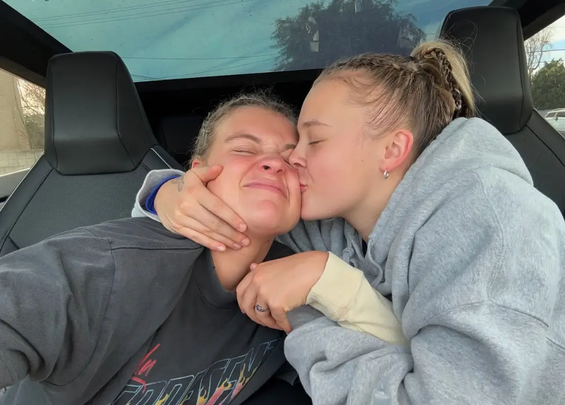 JoJo Siwa and her partner Kath Ebbs (Instagram/@kathebbs)