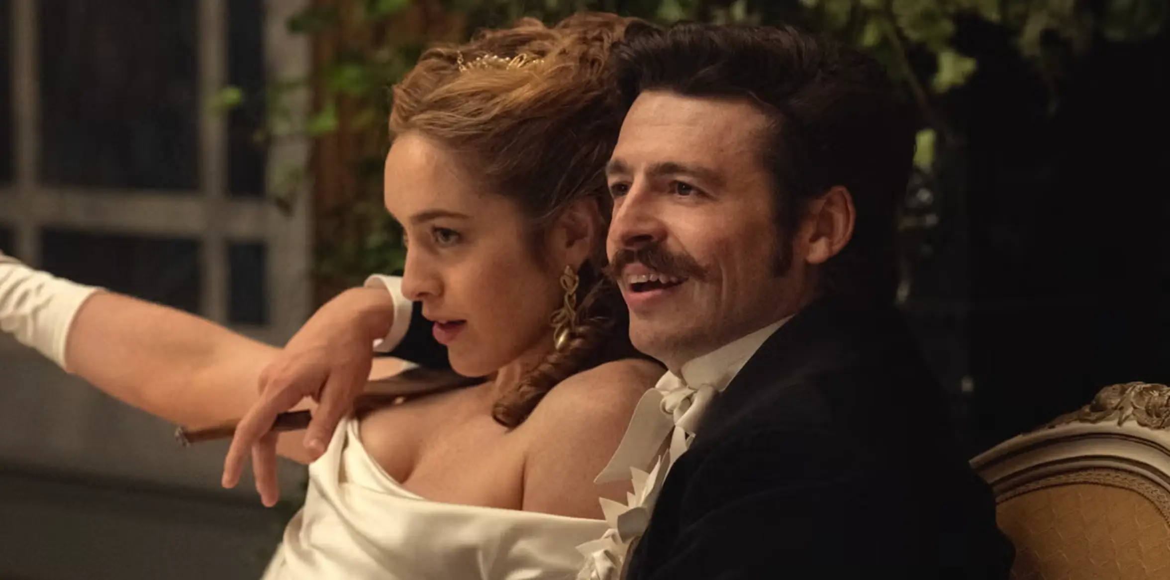 Anthony Boyle and Danielle Galligan as Arthur and Olivia Guinness (Netflix)