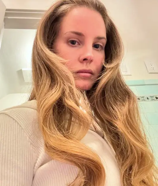 Lana Del Rey called out her tour manager for allegedly quitting 'for no reason'.