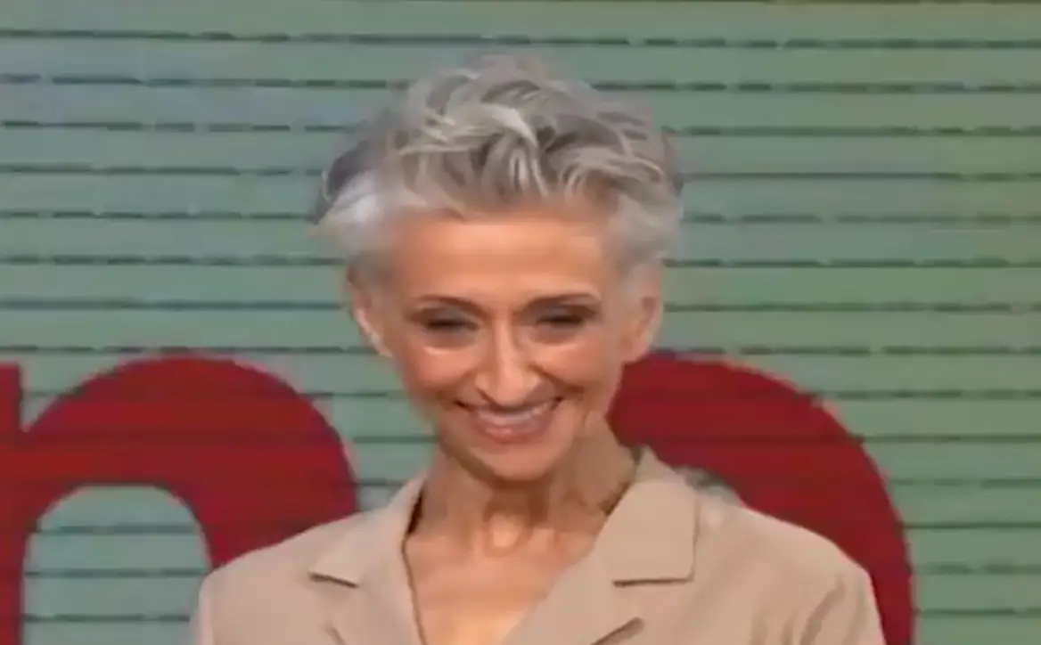 The screen glitched as the model started showing the first outfit.