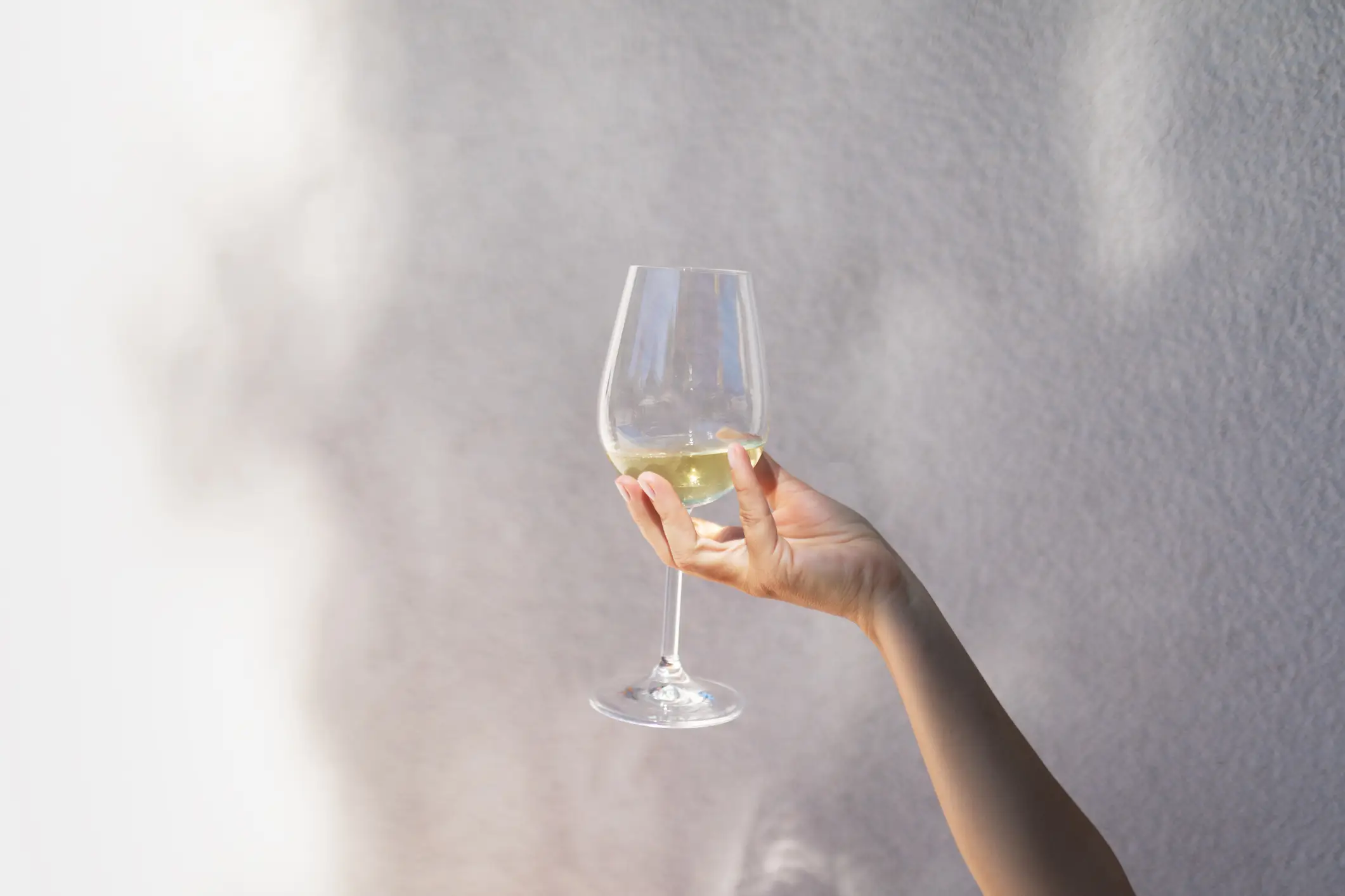The expert revealed exactly how to hold each glass of wine. (Liliya Krueger / Getty Images)