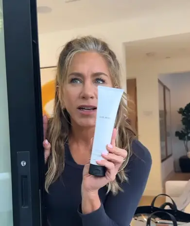 Jennifer Aniston's grey roots won her some kudos from fans.