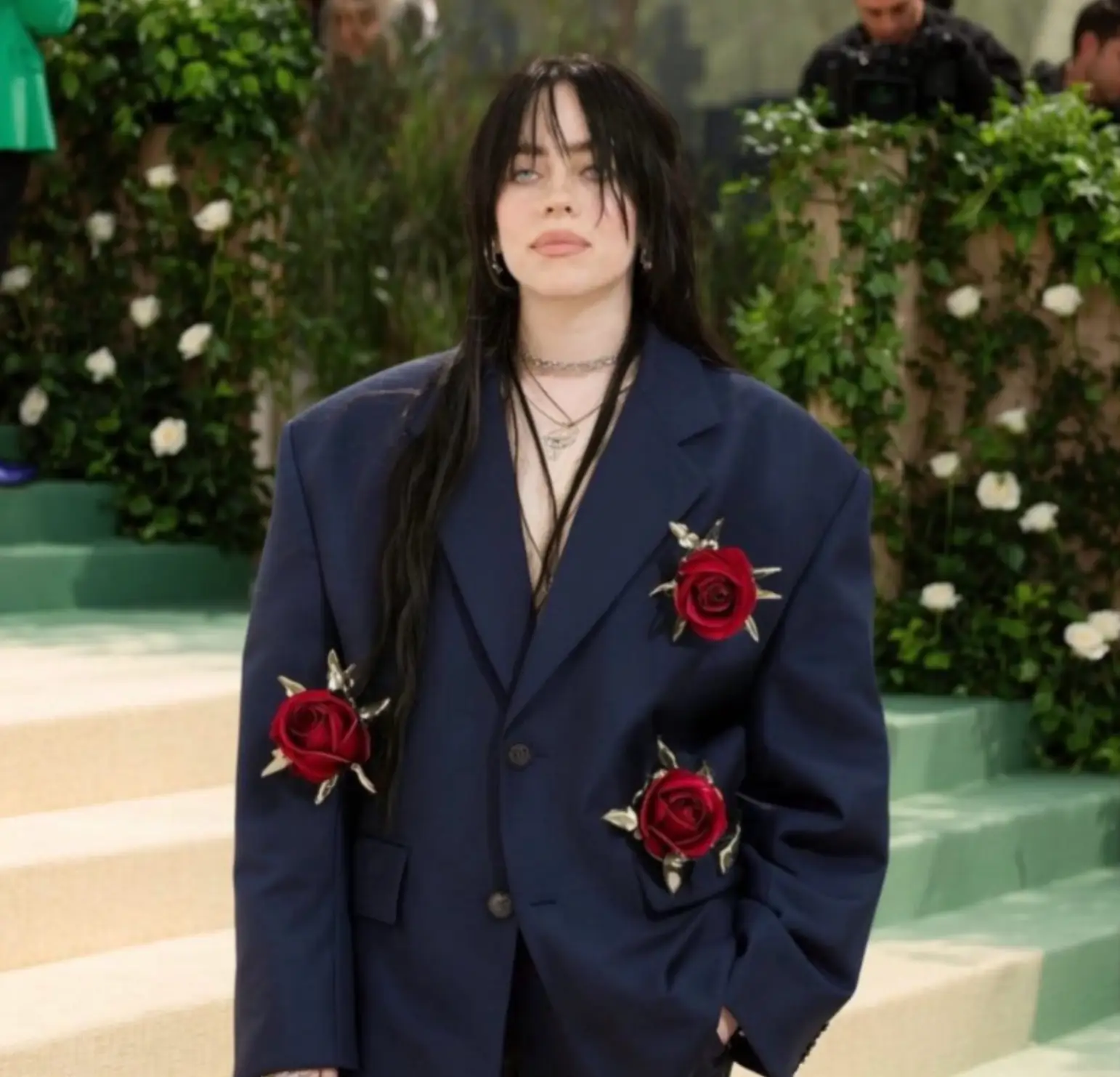 The singer claimed the photos had been generated using AI (X/@b1rdsoffeather)