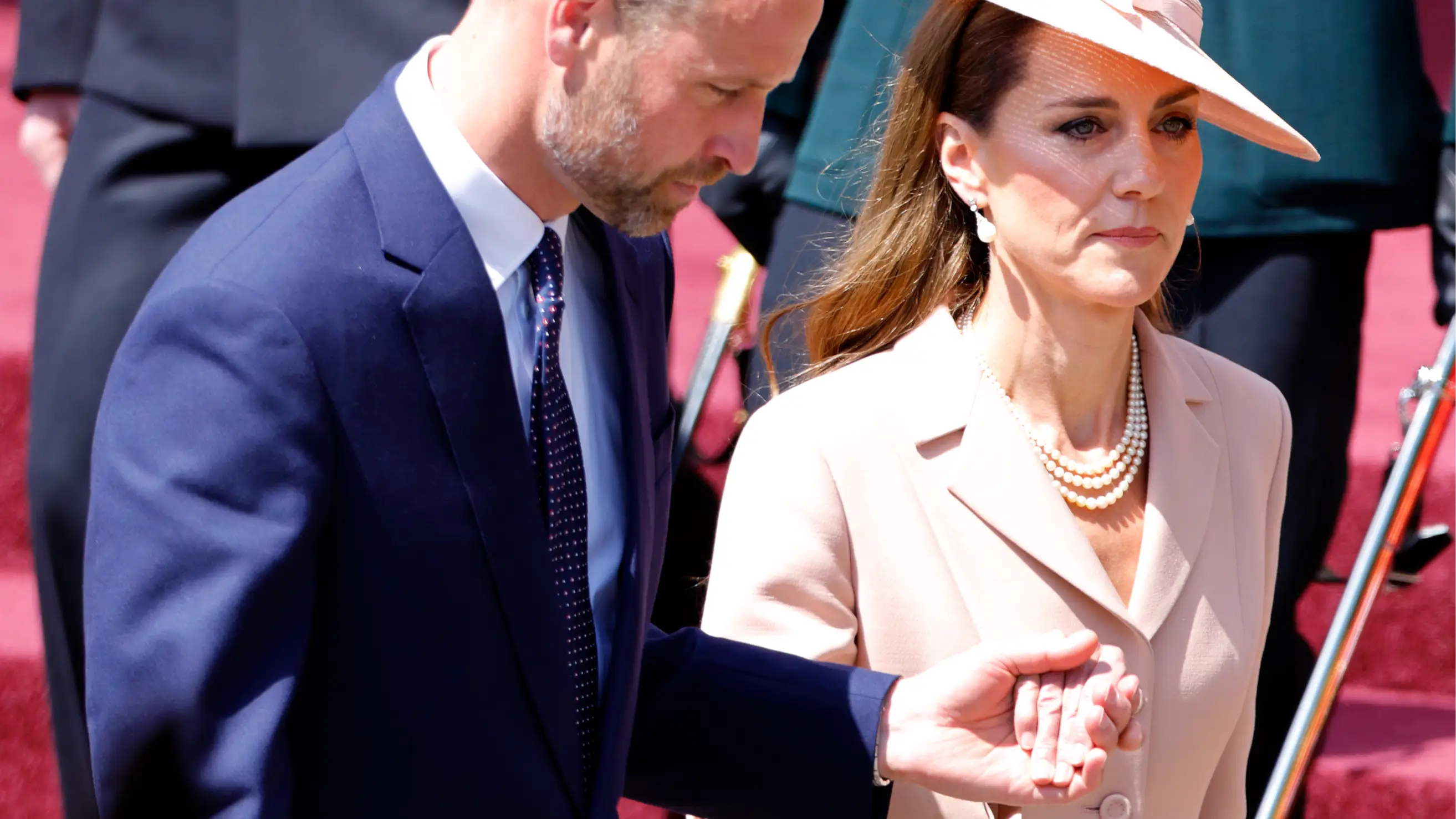 Why Kate Middleton and Prince Willliam don't hold hands as photo fuels conspiracy theory