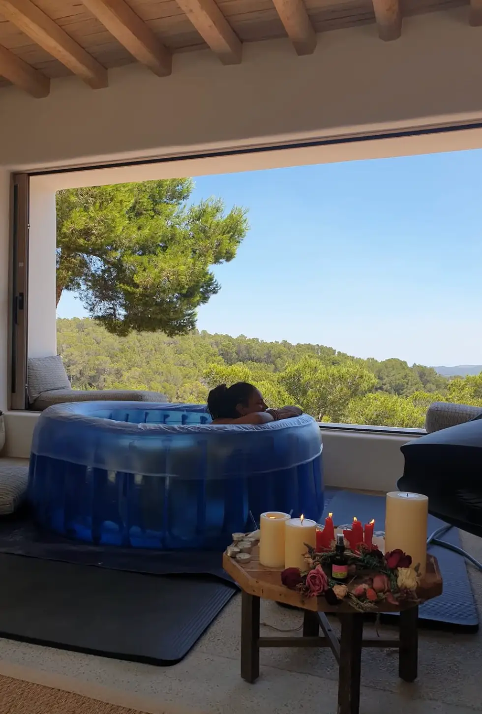 Hope opened up on her 'powerful' home birth (Instagram/@vicknhope)