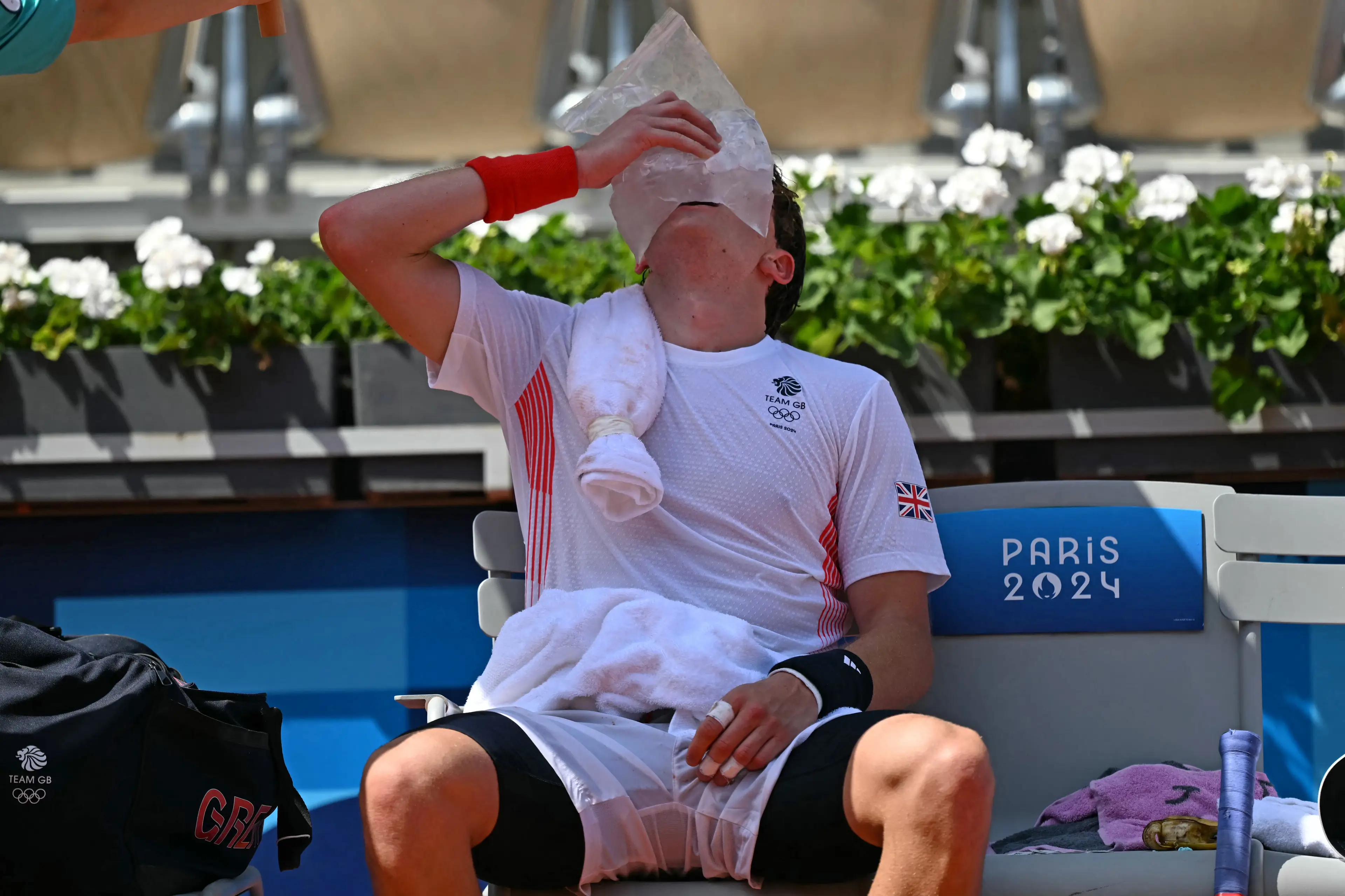 The athlete was seen trying to cool himself down between sets. (MARTIN BERNETTI/AFP via Getty Images)