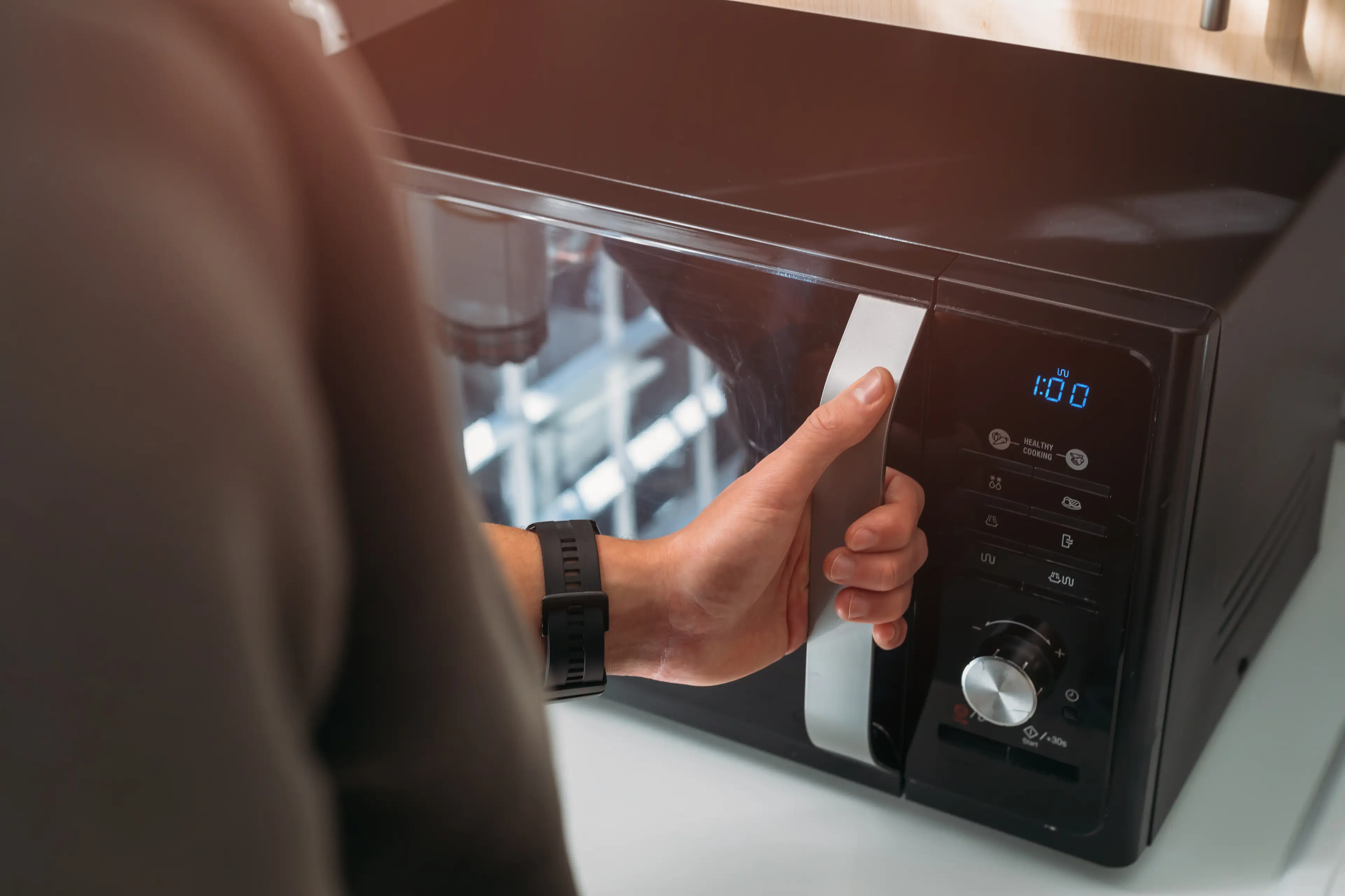 AJ reheated five-day-old pasta. (Cris Cantón/Getty)