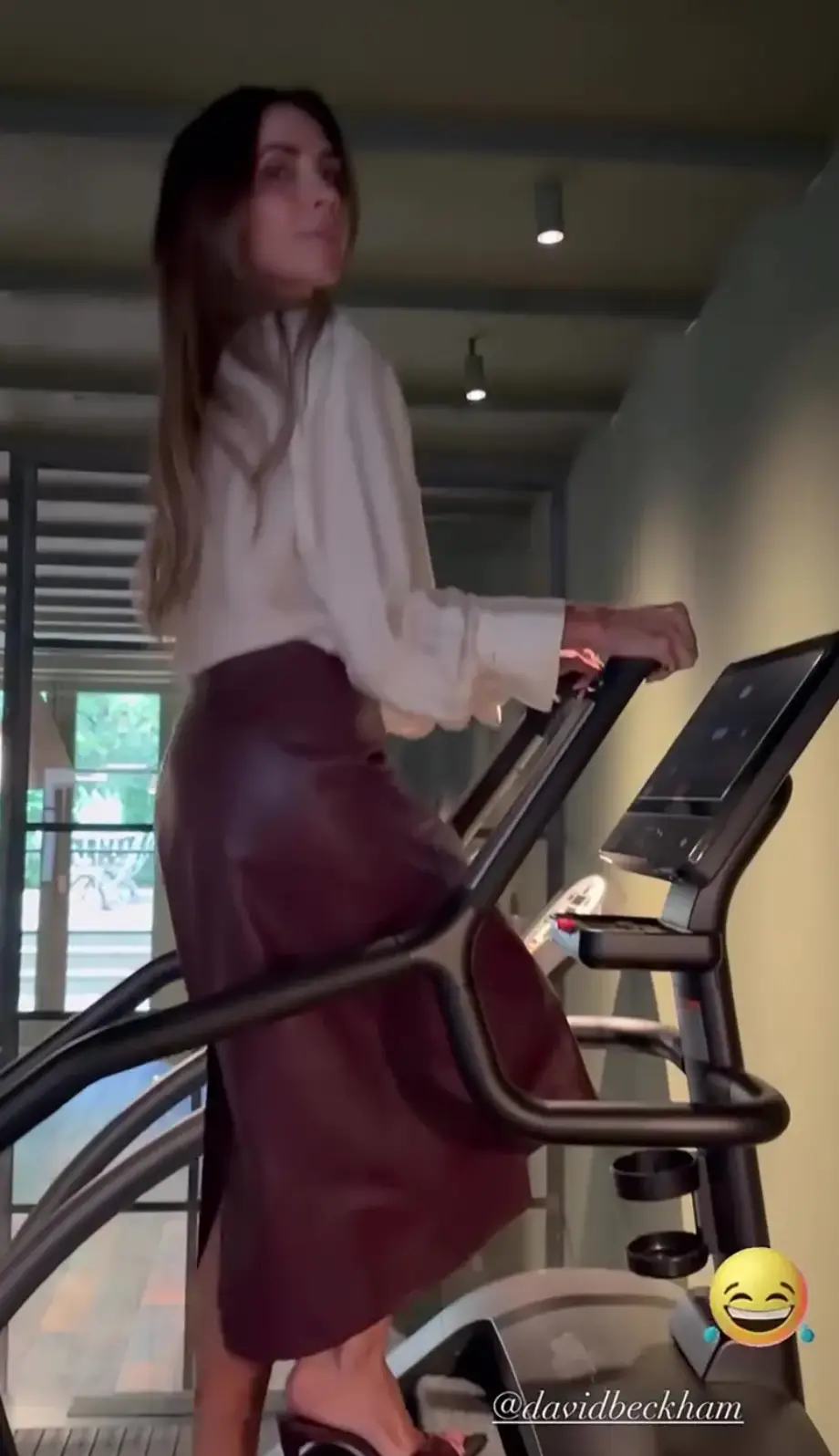 The fashion designer wore a leather burgundy skirt and white shirt to hit the gym (Instagram/VictoriaBeckham)