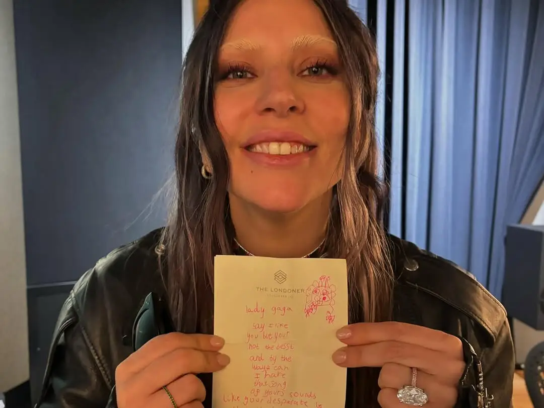 The girl wrote her a note (Instagram/lottejeffs)