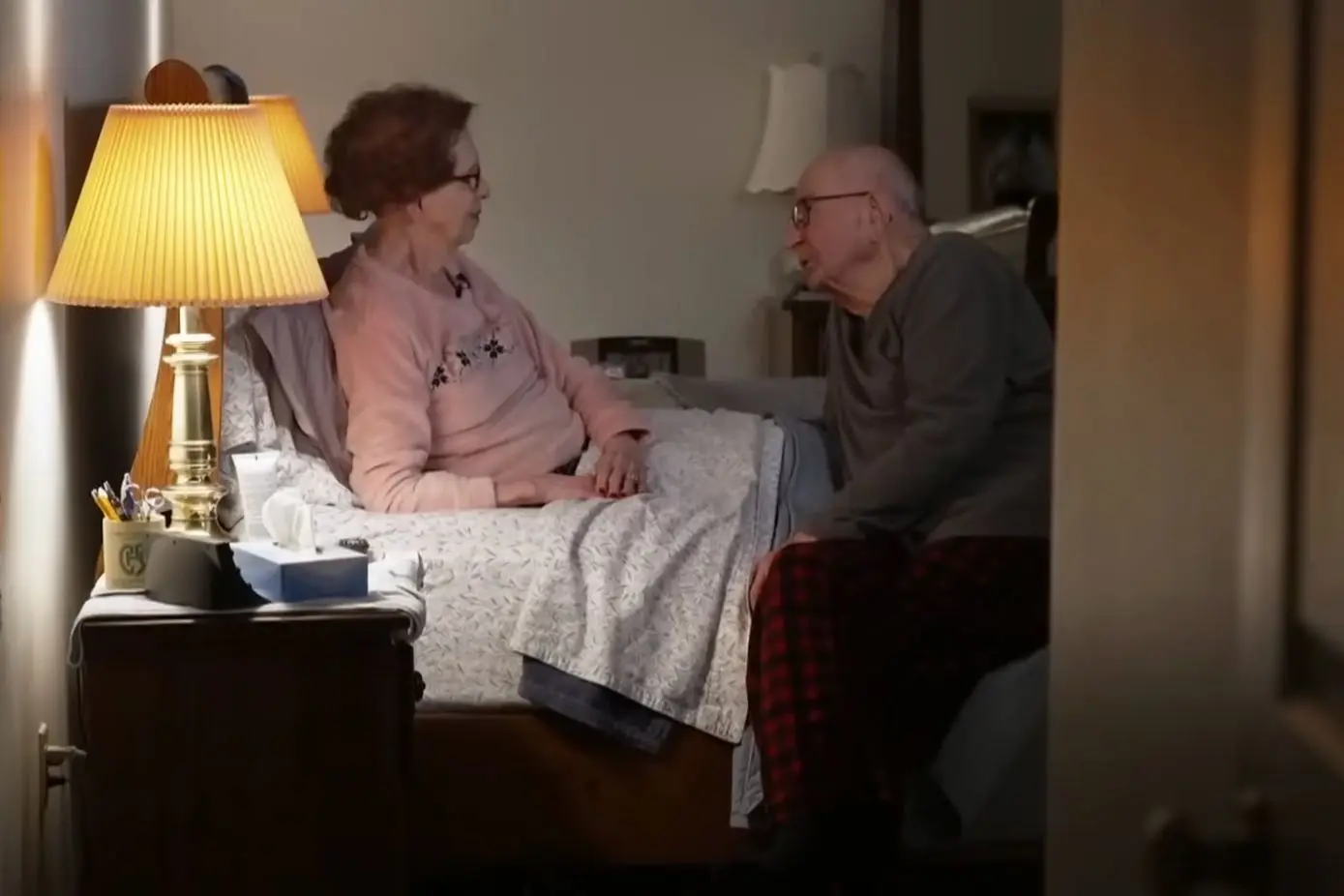 Don continued to sing to his wife while she was in hospital. (CBS News)