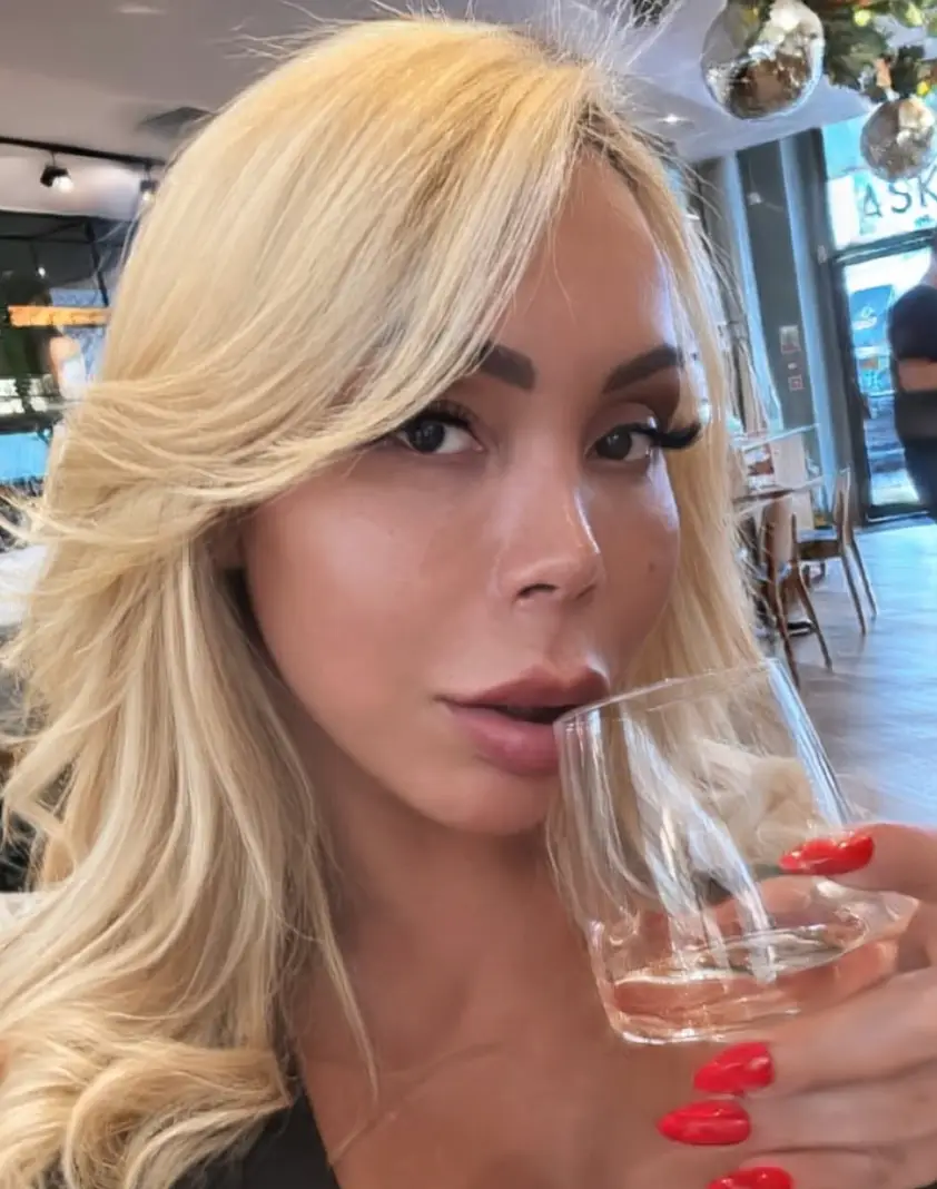 Suellen explained she had been having a relationship with a chatbot (Instagram/@suellencarey.uk)