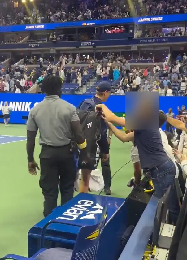 The fan was seen trying to unzip Sinner's tennis bag (X)