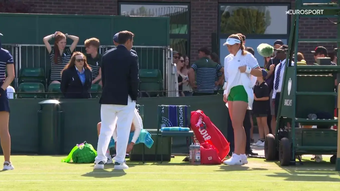 She seemingly had to show her green shorts while warming up (EuroSport)
