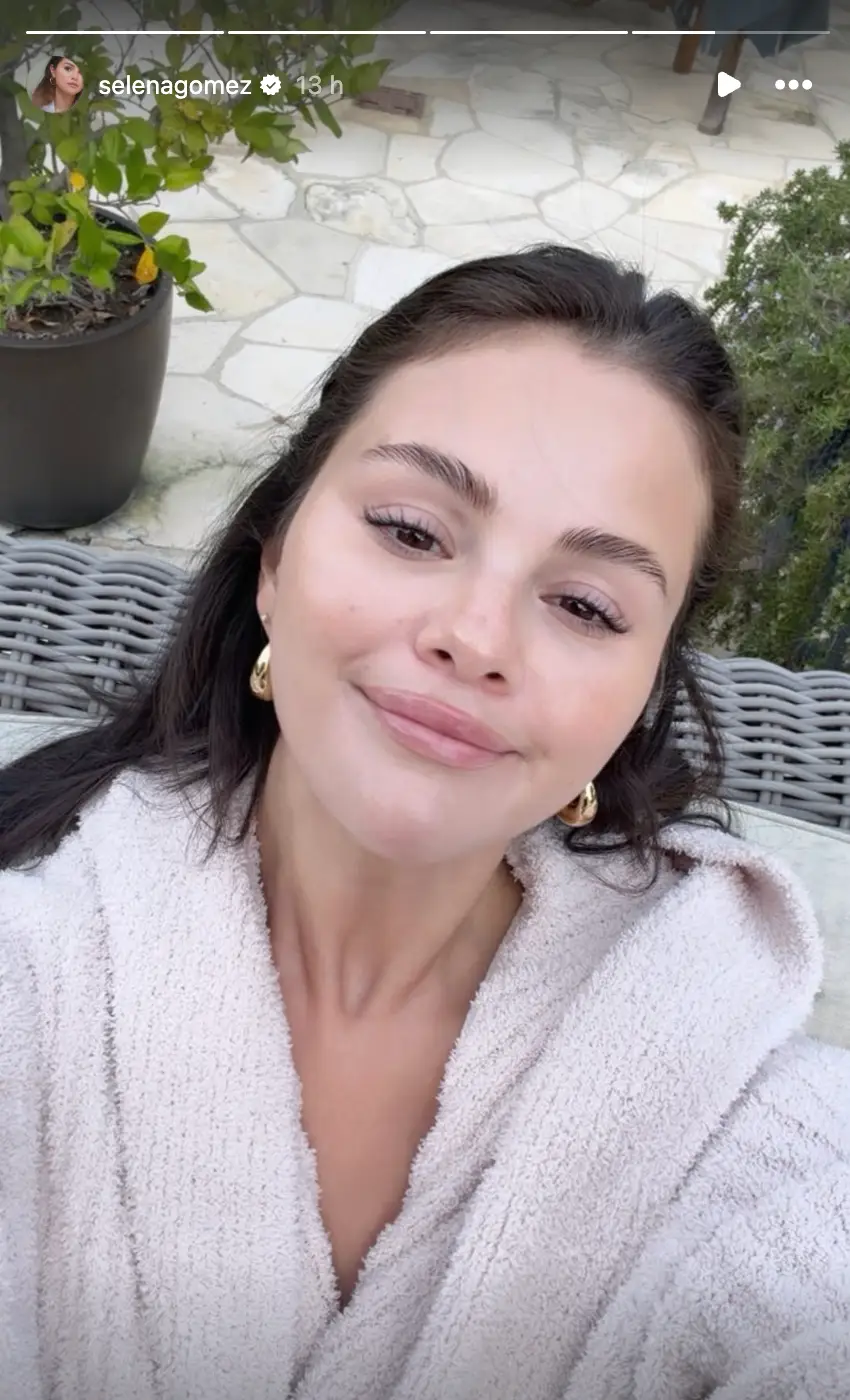 Gomez shared a low-key backyard snap during the show (Instagram/@selenagomez)