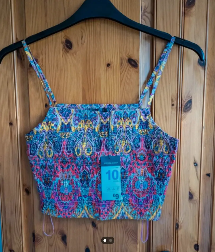 The Primark top originally appeared to be various shades of blue (Reddit)