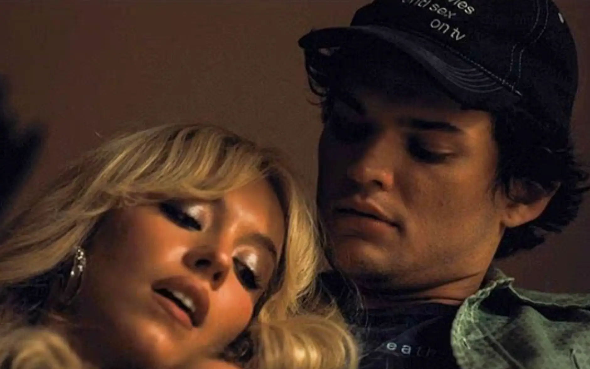 Cassie seduced Dylan at the beginning of the episode (HBO)