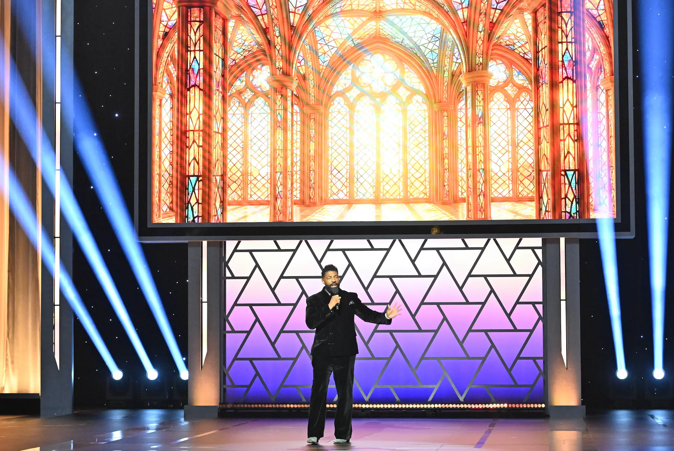 Cole opened the show with a prayer (Earl Gibson III/Deadline via Getty Images)