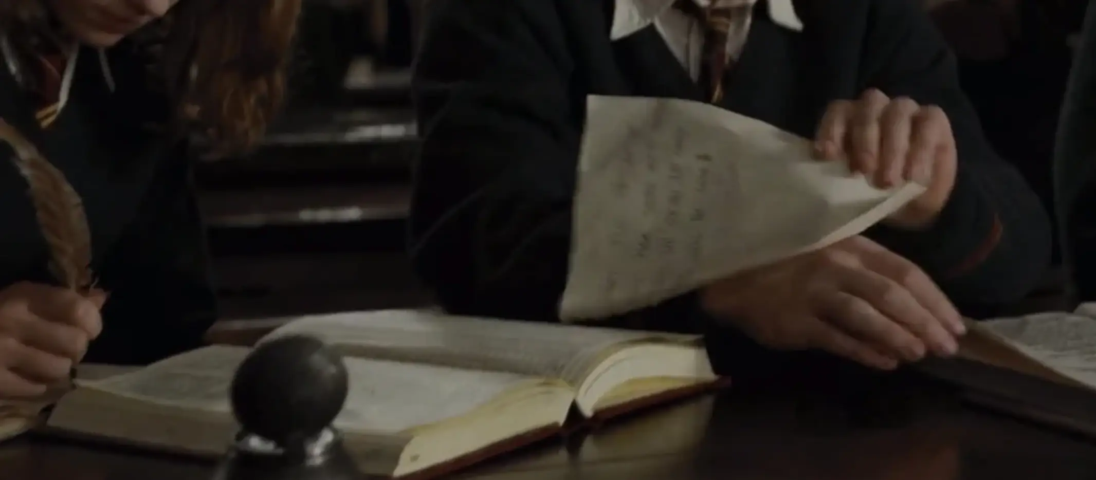 Potterheads clocked the differences between the note sent to Ron (Warner Bros.)