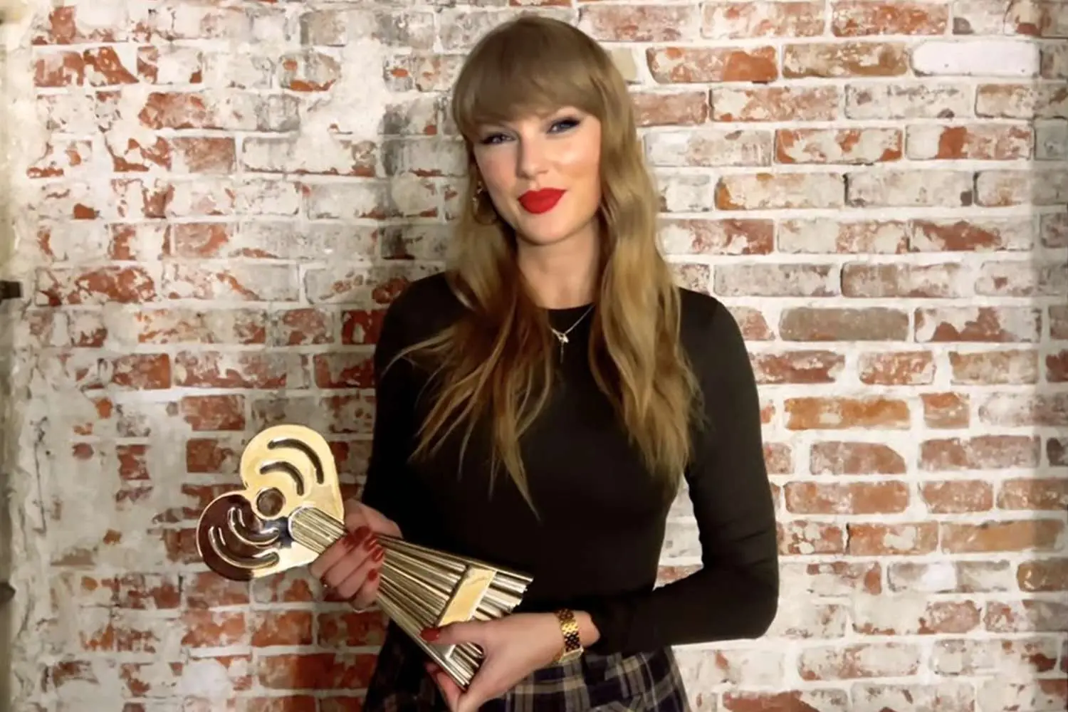 The singer thanked fans for their support while accepting the iHeartRadio award (X/TaylorNation)