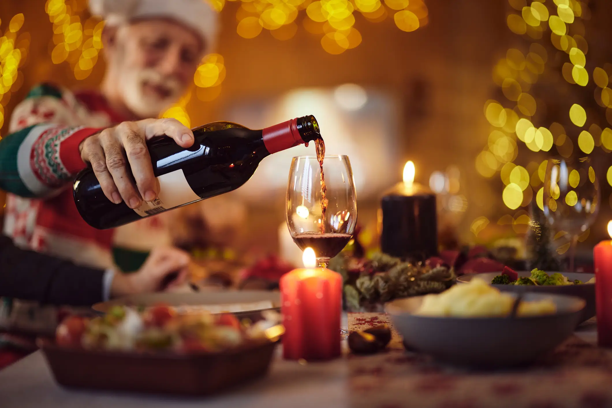 People in their golden years may experience dementia-like symptoms associated with alcohol consumption (skynesher / Getty Images)