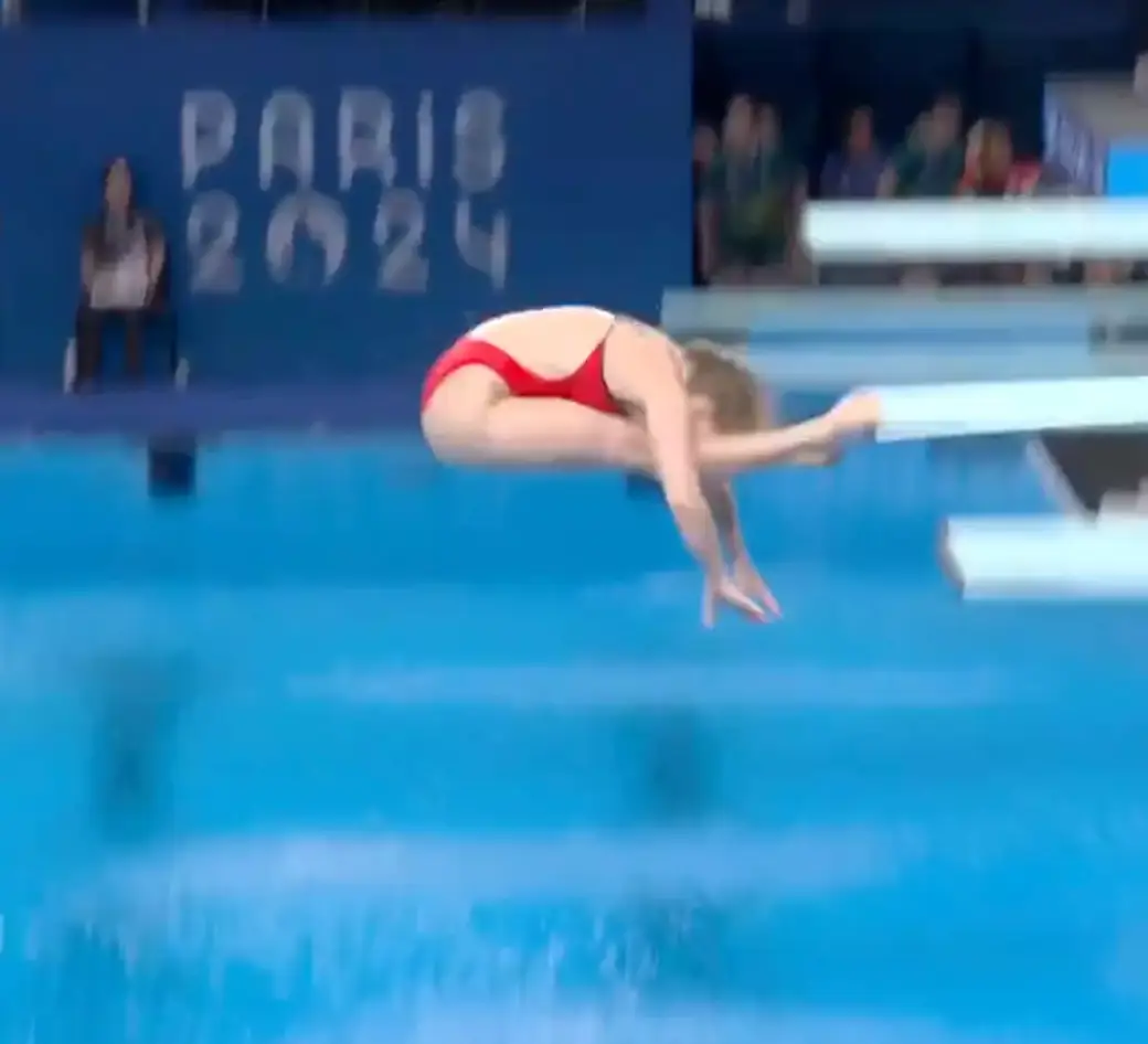 Gibson's feet collided with the board. (X/@eurosport)