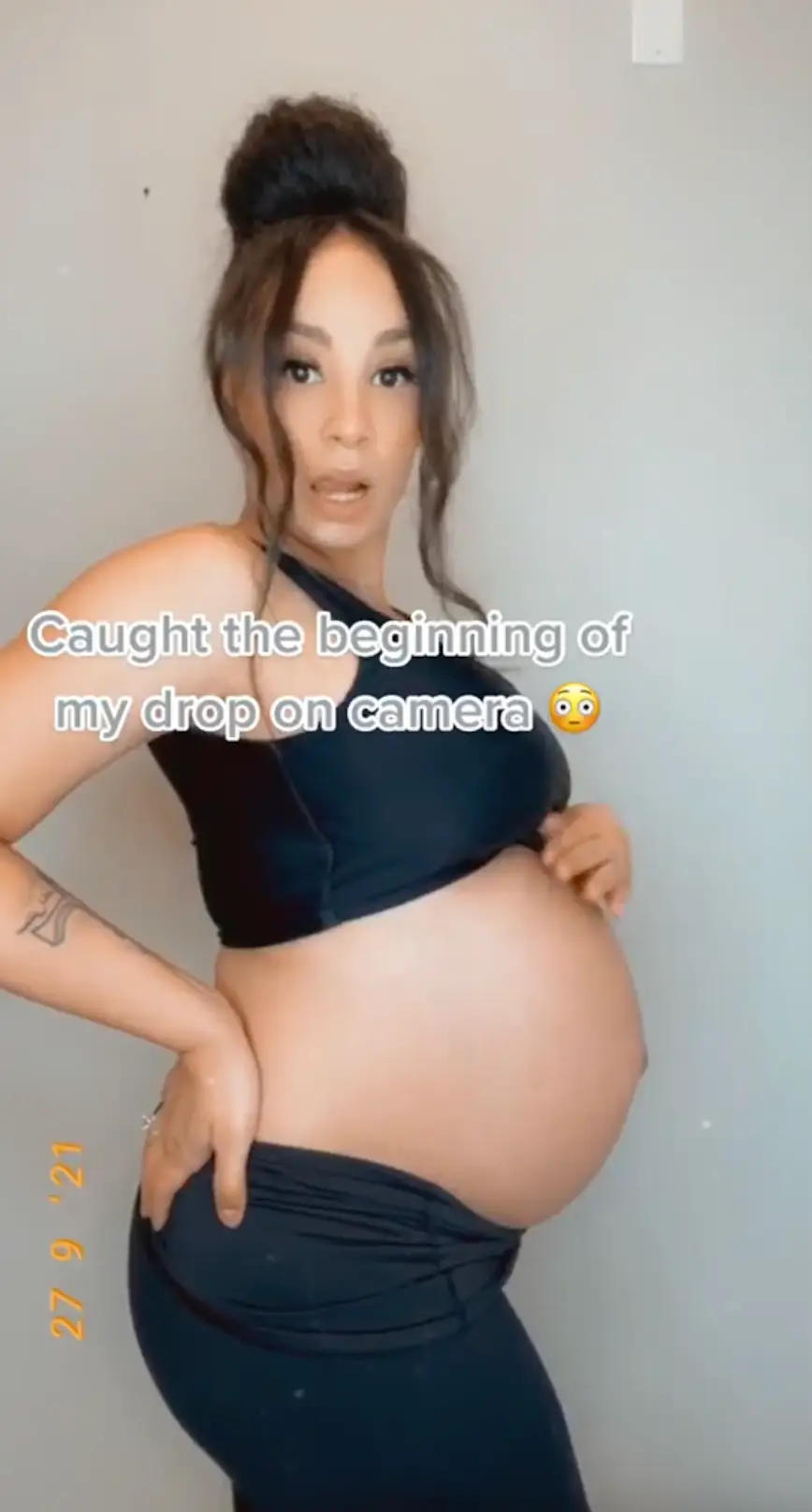 One mum caught the exact moment her baby bump 'dropped'. (TikTok/@nabby.nabs)