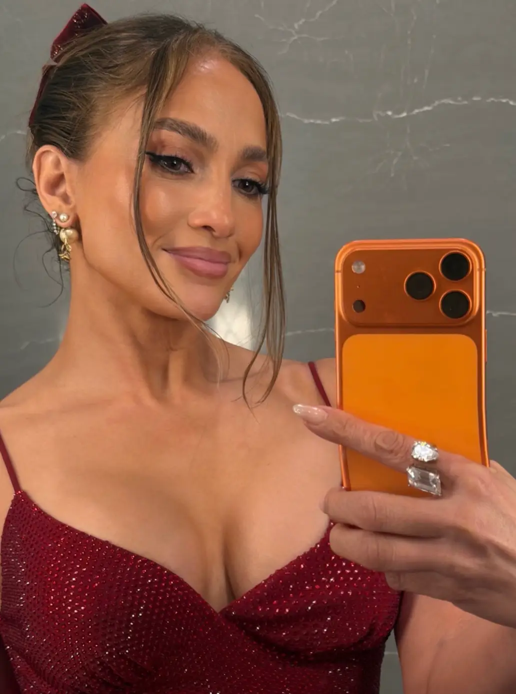 Many couldn't help but notice the 'bent' iPhone (X/@JLo)
