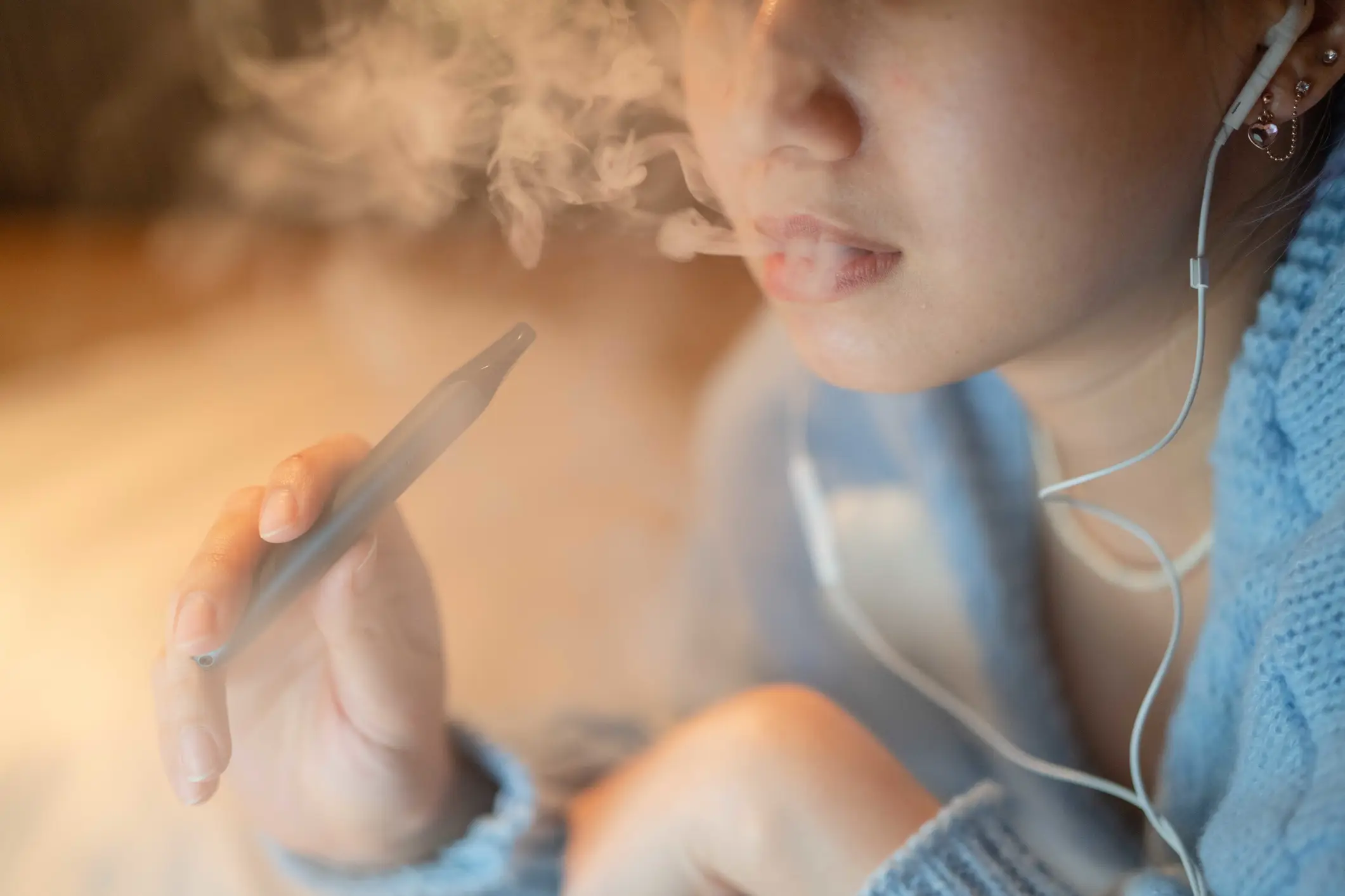 'Vape tongue' is one scary side effect of vaping that could see you throwing your vape in the bin immediately. (Getty Stock Image)