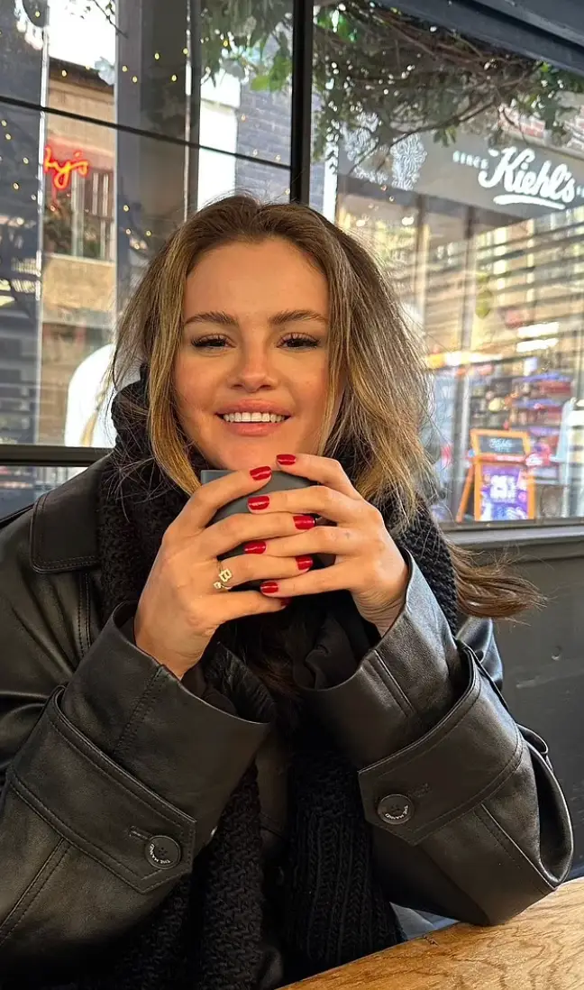 Selena confirmed her new relationship status by wearing a ring with a 'B' embellishment.