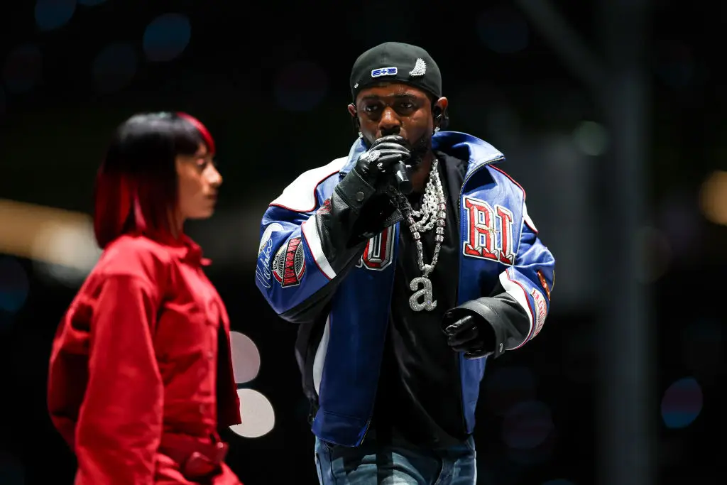 Lamar was wearing black gloves during the performance (Kevin Sabitus/Getty Images)