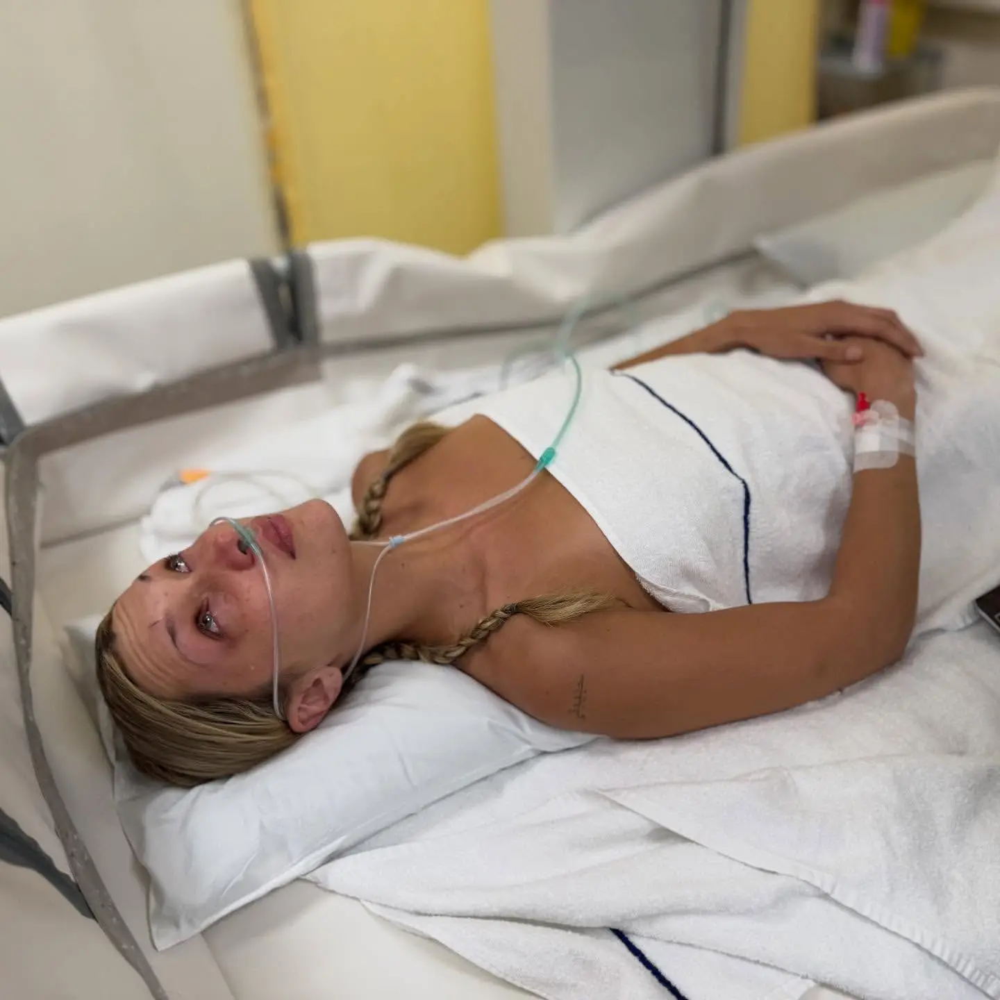 Fans were shocked by the raw photos of her undergoing treatment (instagram/bellahadid)
