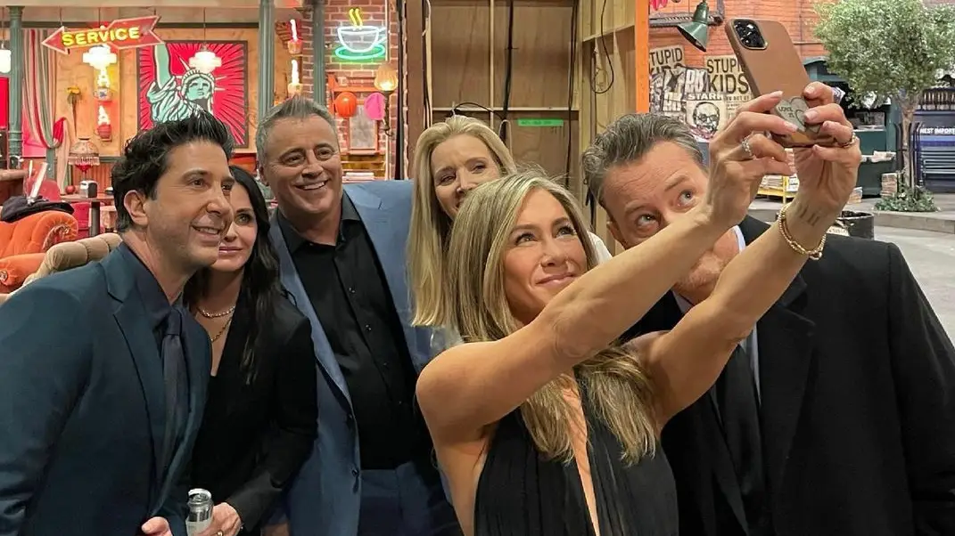 The iconic Friends cast, including the late, great Matthew Perry (Instagram/@jenniferaniston)