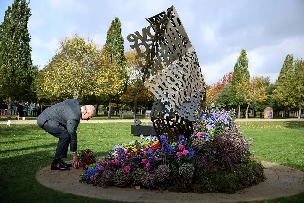 The British monarch laid flowers at the dedication ceremony (WPA Pool/Getty Images)