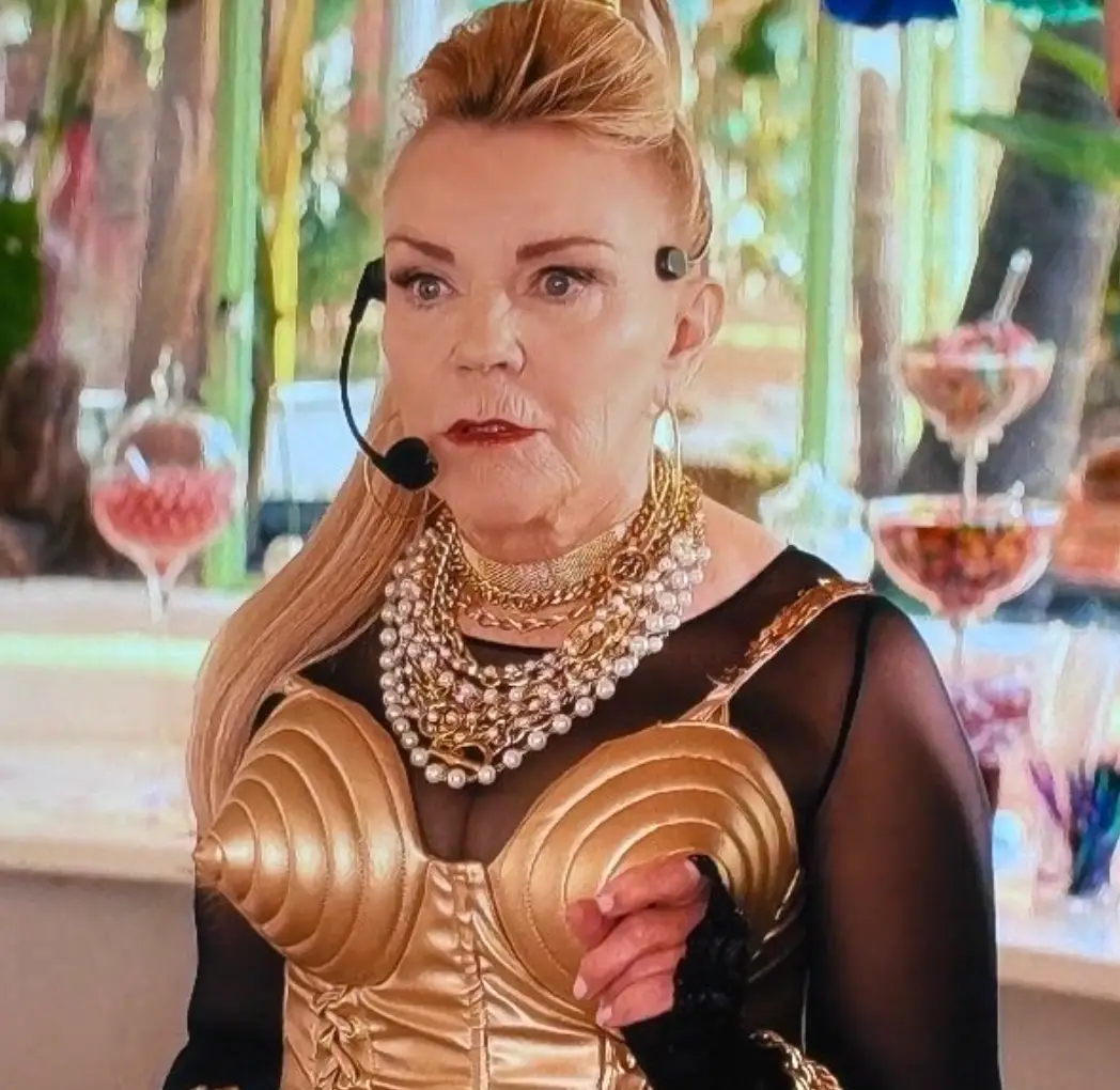 Stephanie Faracy as Joanne's mum Lynne in Nobody Wants This (Netflix)